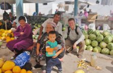 Uzbekistan - ludzie na bazarze w dalelikim Karakalpakstanie.