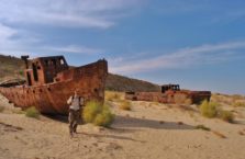 Uzbekistan (Moynaq) - spacer po dnie Morza Aralskiego. Zdjęcie to zamieszczam jako przetrogę przed tragedią ekologiczną. Tu kiedyś było morze!!!