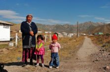 Kirgistan - ludzie w Sary Tasz, na Trasie Pamirskiej.