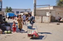 Uzbekistan - ludzie na bazarze w dalelikim Karakalpakstanie.