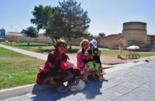 Uzbekistan - kobiety i dziecko; Samarkanda.