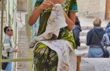 Uzbekistan - młoda kobieta przy szydełkowaniu.
