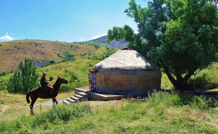 Konny jeździec na tle jurty, czyli tradycja Kazachstanu.