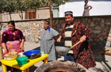 Uzbekistan - wyrabiacz samsy oraz jego tradycyjny gliniany piec.