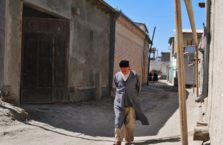 Uzbekistan - dziadek na spacerze w mieście Bukhara.