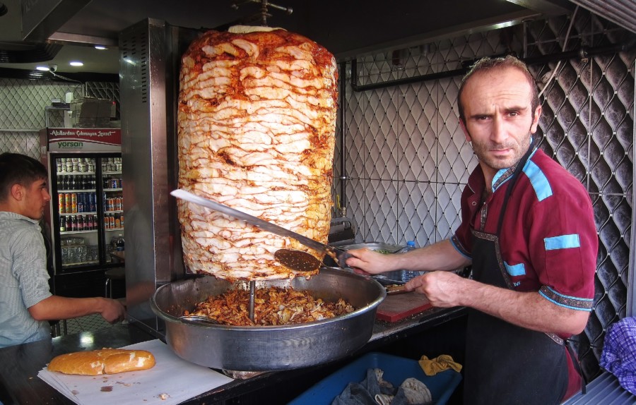 Sprzedawca kebabów o bardzo przenikliwym spojrzeniu.