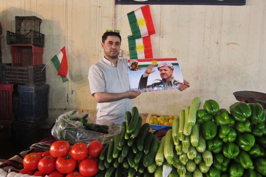 Kurdyjski patriota na bazarze w Zakho tuż przed referendum na niepodległość Kurdystanu.