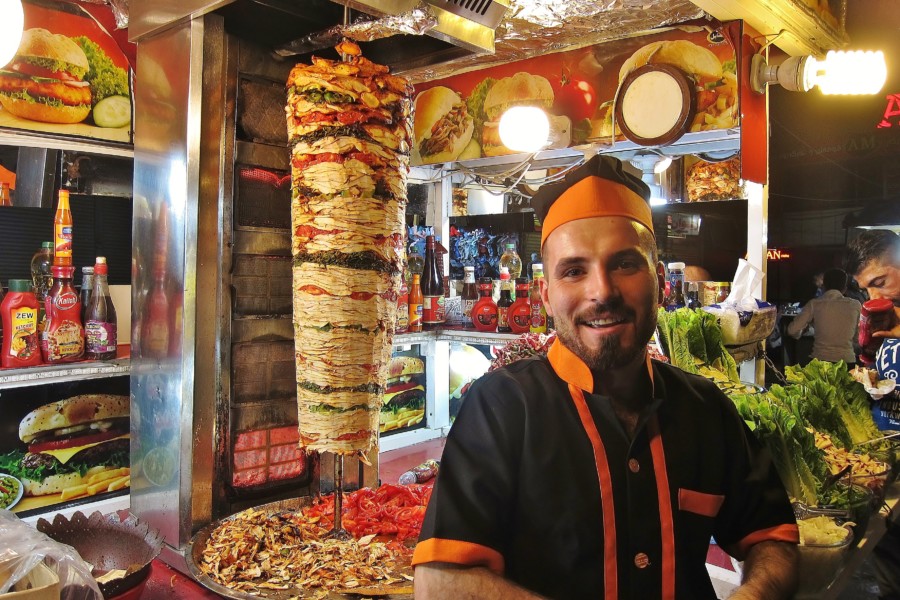 Młody kurdyjski mężczyzna przed swoim kebabem w mieście Sulaymaniya.