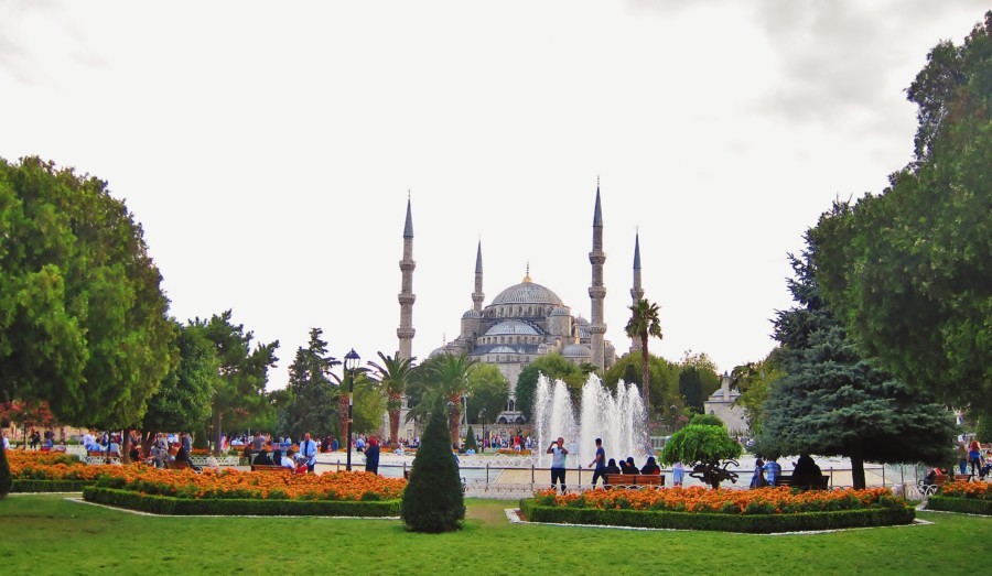 Widok na Niebieski Meczet (Sultan Ahmet) w Stambule.