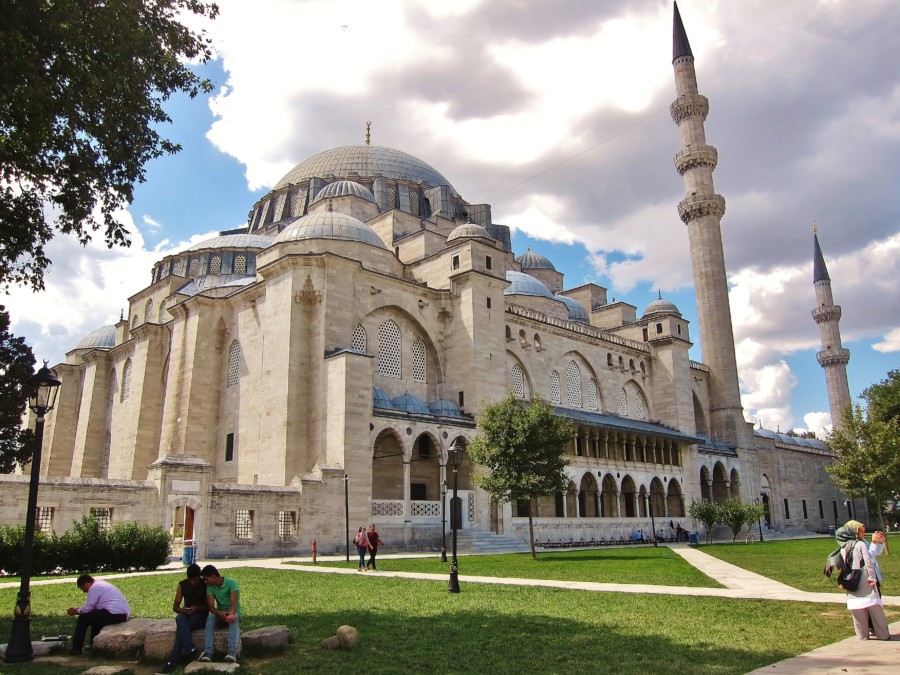 Ogromny, widziany z daleka Meczet Suleymaniye, zbudowany na "Trzecim Wzgórzu". Stambuł, Turcja.