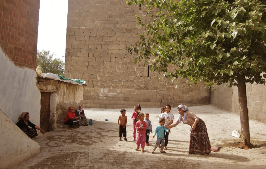 Kurdowie po zewnętrznej stronie murów obronnych w Diyarbakir. Pielęgnuję moje wspomnienia z tymi dobrymi ludźmi.