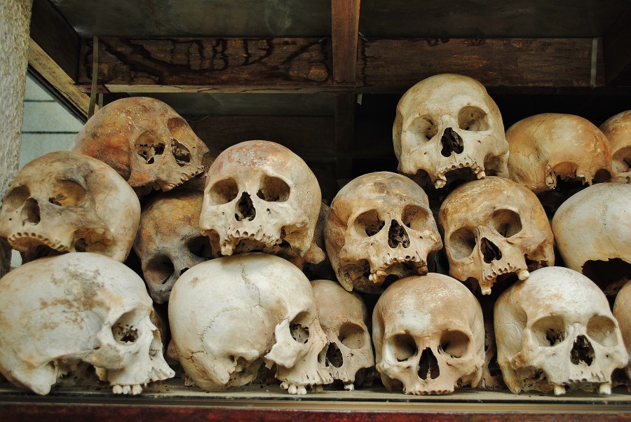 Czaszki zamordowanych Kambodżan na Polach Śmierci (Choeung Ek).