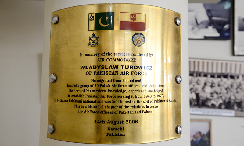 Płytka w drodze uznania dla Władysława Turowicza w muzeum PAF w Karachi.