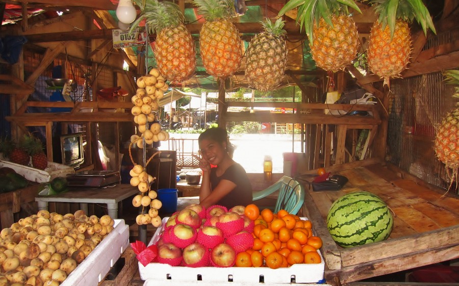 Młoda Filipinka sprzedająca owoce na bazarze.