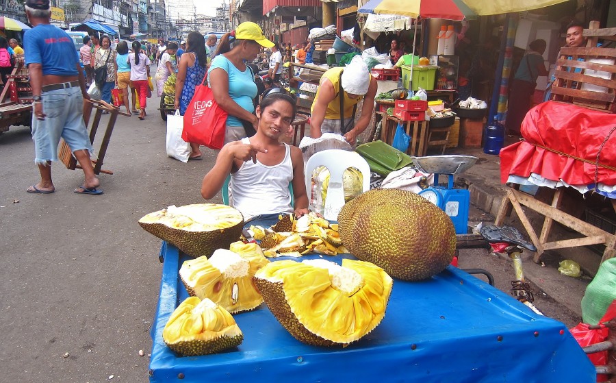 Wielki jackfruit, na bazarze w Cebu City. Filipiny.