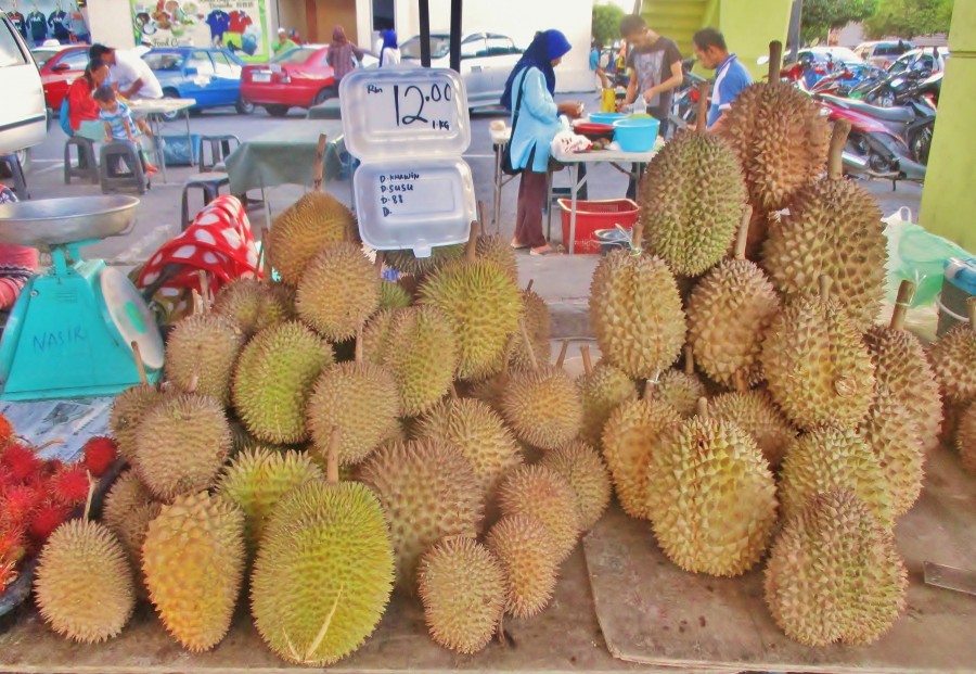 Duriany na bazarze w Malezji.