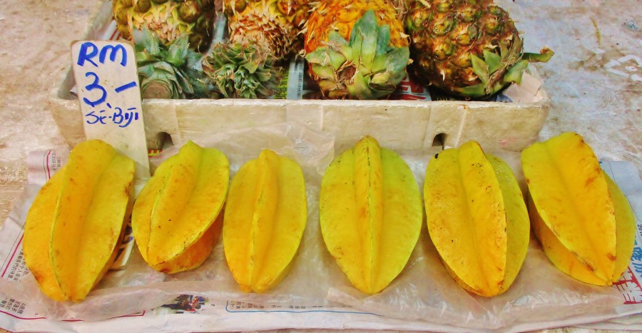 Gwiaździsty owoc (karambola), na bazarze w Malezji.