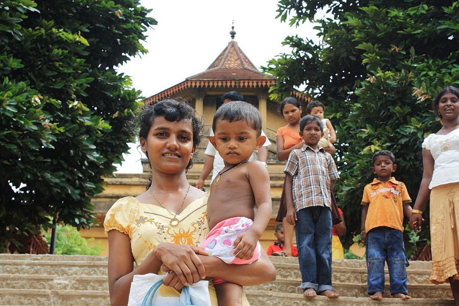 Matka z synem w Kelaniya. Sri Lanka.