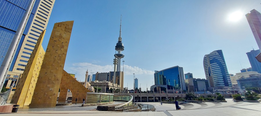 Kuwait City oraz Wieża Wyzwolenia po środku. Kuwejt.