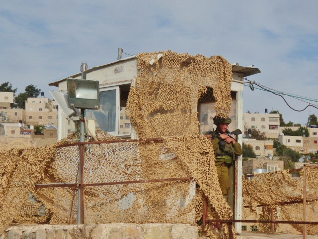 Palestyna. Izraelski żółnierz czuwa.